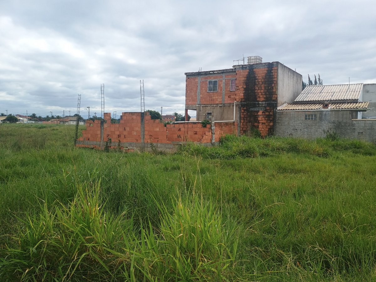 Terreno com alicerce e construção em Cabo Frio, RJ — direto com proprietário