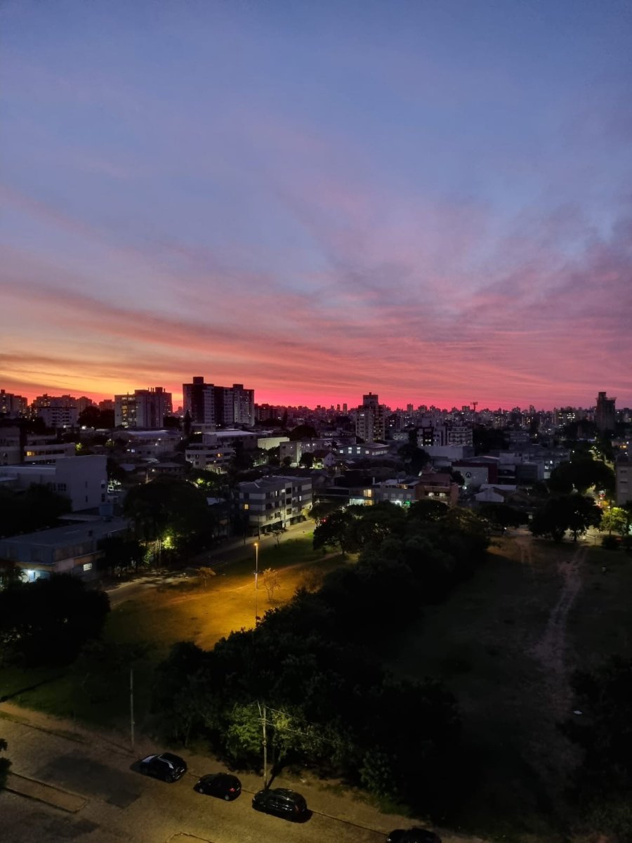 APARTAMENTO MOBILIADO 12º ANDAR COM VISTA LIVRE em Vila Ipiranga, Porto Alegre — direto com proprietário