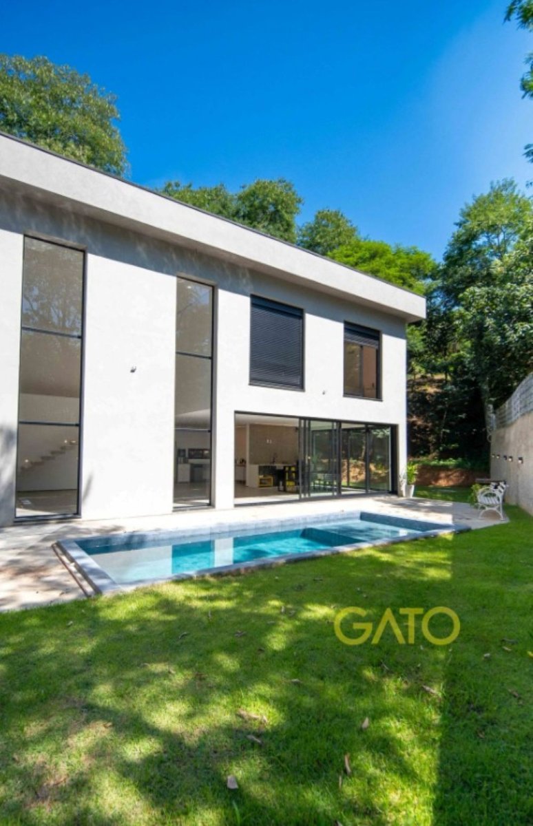 Casa moderna com pé direito duplo e piscina em condomínio. em Cajamar, SP — direto com proprietário