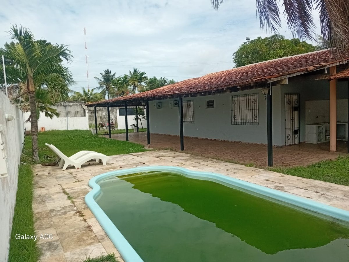 Casa com 4 quartos sendo 1 suíte, garagem para vários carros. em Centro, Salinopolis — direto com proprietário